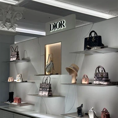 ארון תצוגת עור