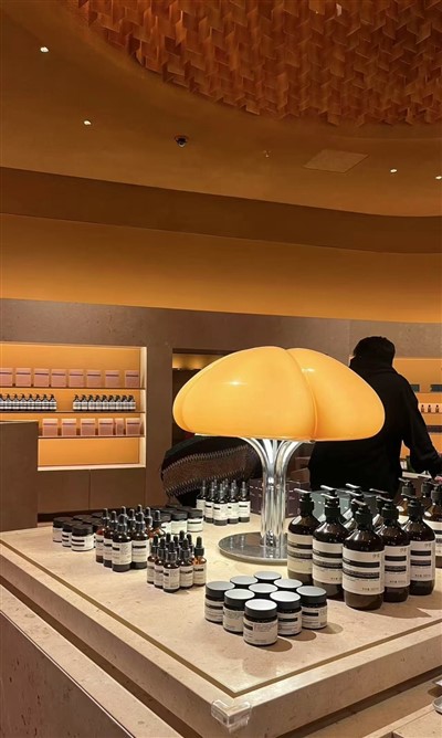 מתלה לתצוגה של אביזרי בושם