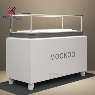 חלון ראווה מעץ לחנות תכשיטים