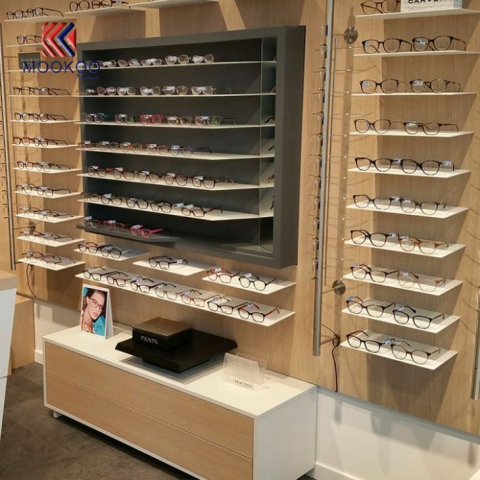 הצגת ריהוט חלון ראווה לחנות אופטית