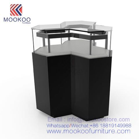 תצוגת תכשיטים שחורים