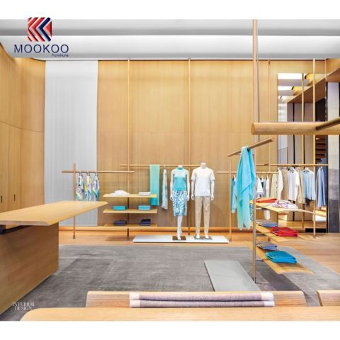 מדפי תצוגה של בגדים תלויים