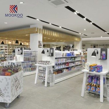 חלון ראווה מעץ של בית מרקחת מעץ